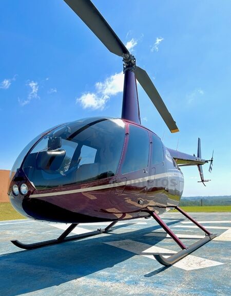 Helicóptero Robinson R66 Turbine ano dois mil e treze na cor vinho com listras douradas laterais à venda na Gualter Helicópteros.