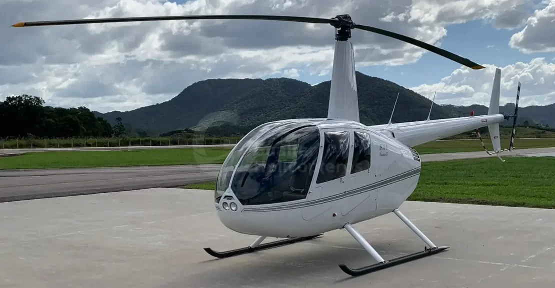 Helicóptero Robinson R44 Raven II ano dois mil e sete branco com listra lateral cinza à venda na Gualter Helicópteros