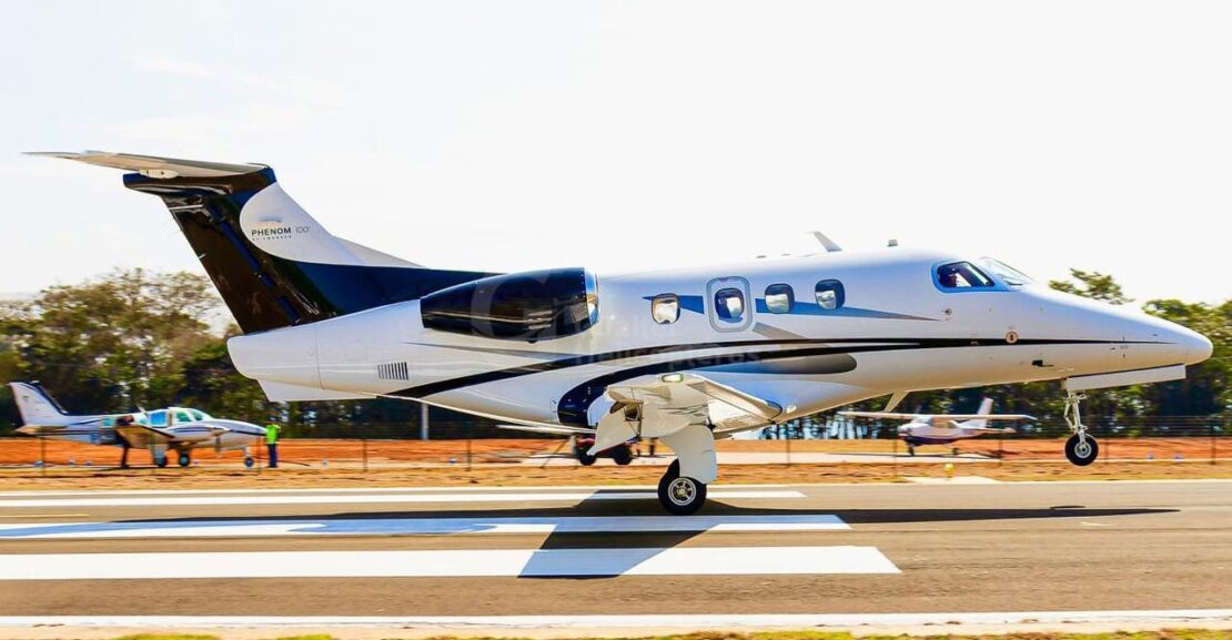 Jato Embraer Emb 500 - Phenom 100 branco com listras ano 2011 à venda na Gualter Helicópteros