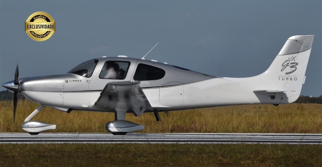 Cirrus SR22 GTS ano 2007 com pintura branca e prata com faixas cinzas. Marca d'água Gualter Helicópteros centralizada. Selo de exclusividade no canto superior esquerdo.