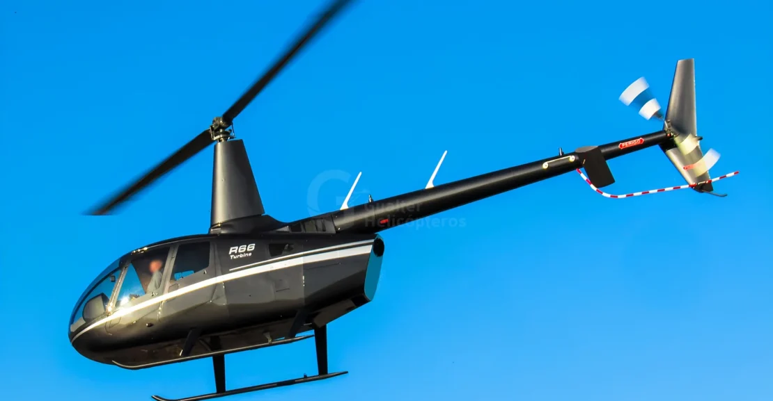 R66 Turbine preto com listra cinza ano 2024 voando. Aeronave usada à venda na Gualter Helicópteros.